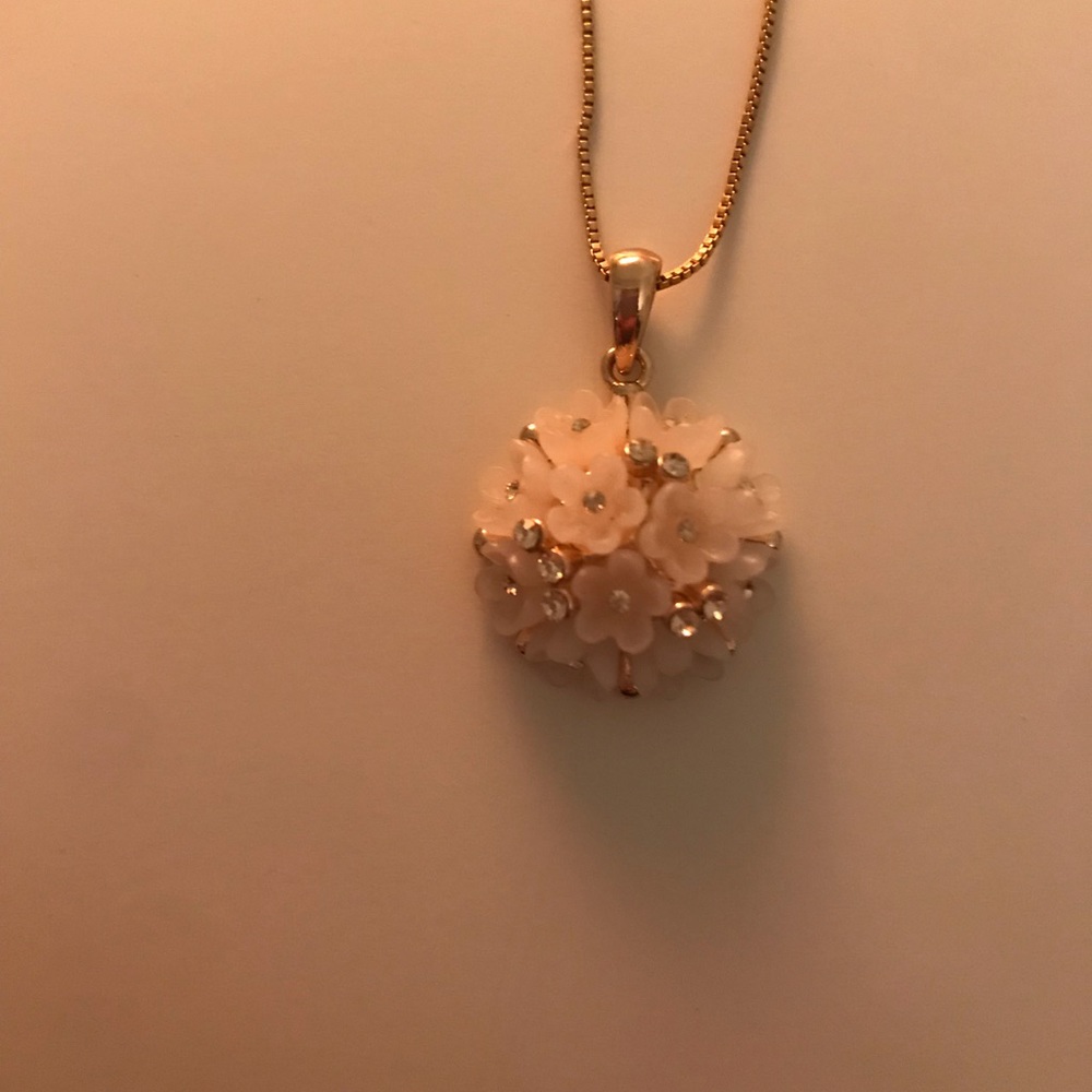 Flower pendent necklace